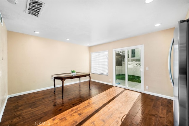 interior space with visible vents, baseboards, recessed lighting, a barn door, and hardwood / wood-style flooring