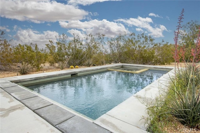 61584 Pueblo Trl, Joshua Tree, CA 92252 - view of swimming pool featuring a pool with connected hot tub