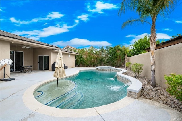 68245 Peladora Rd, Cathedral City, CA 92234 - view of swimming pool with a patio, a fenced backyard, ceiling fan, and a pool with connected hot tub