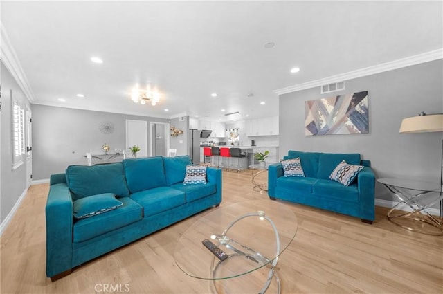living room featuring recessed lighting, baseboards, light wood-type flooring, visible vents, and ornamental molding