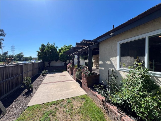 view of yard featuring a pergola, a fenced backyard, and a patio area
