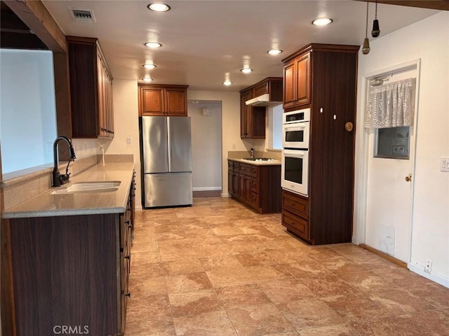 kitchen with visible vents, white appliances, baseboards, recessed lighting, and a sink