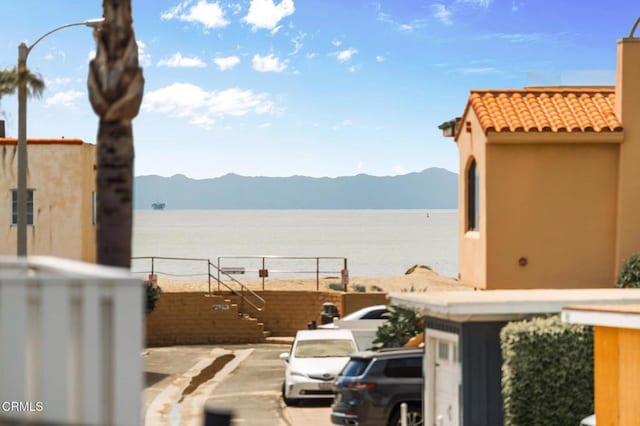 water view with a mountain view