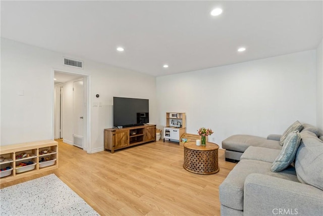 living area featuring recessed lighting, baseboards, light wood finished floors, and visible vents