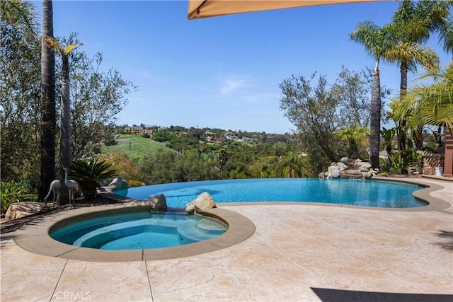 3988 Keri Way, Fallbrook, CA 92028 - view of swimming pool with an in-ground hot tub, an infinity pool, and a patio