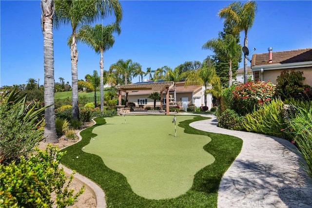 3988 Keri Way, Fallbrook, CA 92028 - surrounding community with an area to practice putting and a pergola