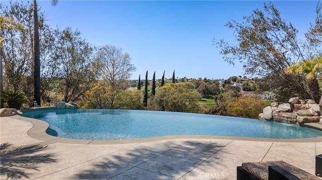 3988 Keri Way, Fallbrook, CA 92028 - view of swimming pool featuring an infinity pool and a patio area