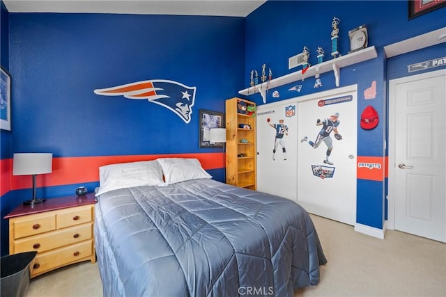 bedroom featuring carpet floors and a closet
