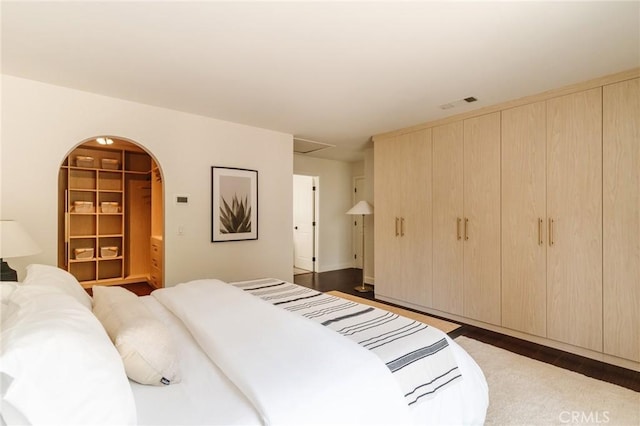 1541 Indiana Ave, South Pasadena, CA 91030 - bedroom featuring arched walkways, visible vents, and a closet