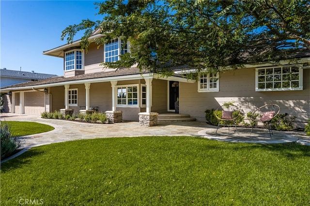 view of front facade featuring a garage, a front lawn, and driveway