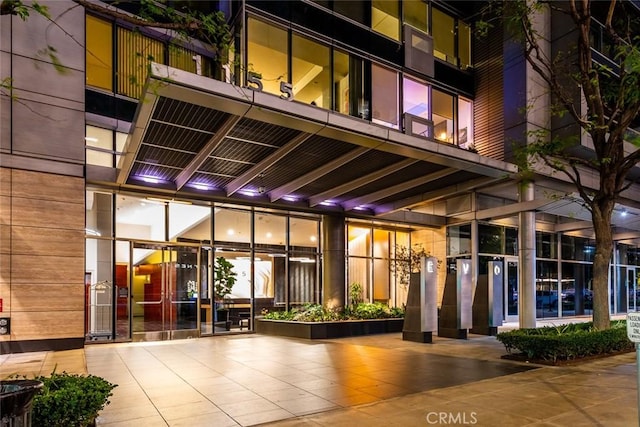 1155 S Grand Ave Unit 1011, Los Angeles, CA 90015 - building lobby featuring a wall of windows and wood walls