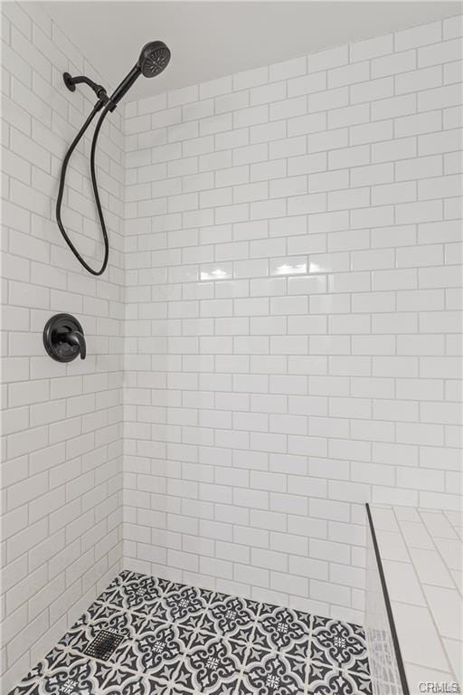 8892 Katella Ave Unit 12, Anaheim, CA 92804 - bathroom with tiled shower