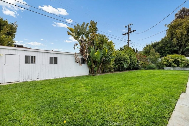 view of yard with an outdoor structure