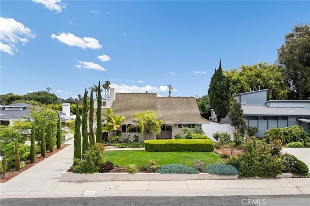 view of front of home featuring a front lawn