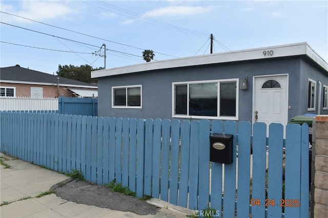 910 Craven St, Wilmington, CA 90744 - view of side of home featuring stucco siding