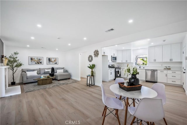 dining room with visible vents, recessed lighting, baseboards, and light wood-type flooring