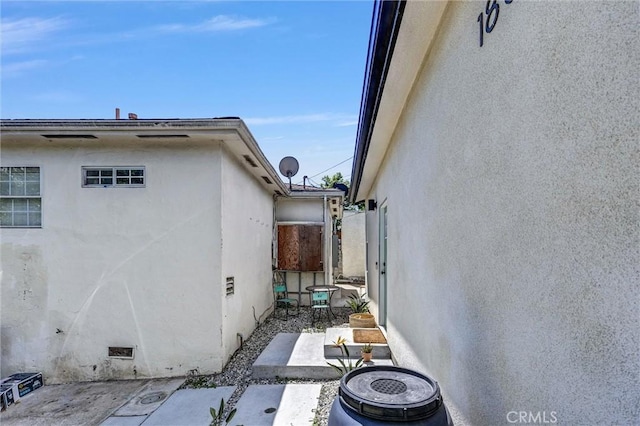 1861 S Redondo Blvd, Los Angeles, CA 90019 - view of side of property with a patio and stucco siding