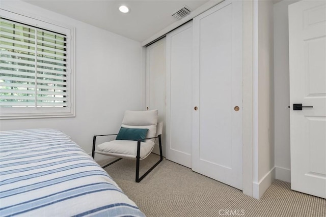 bedroom featuring a closet, visible vents, baseboards, recessed lighting, and carpet flooring