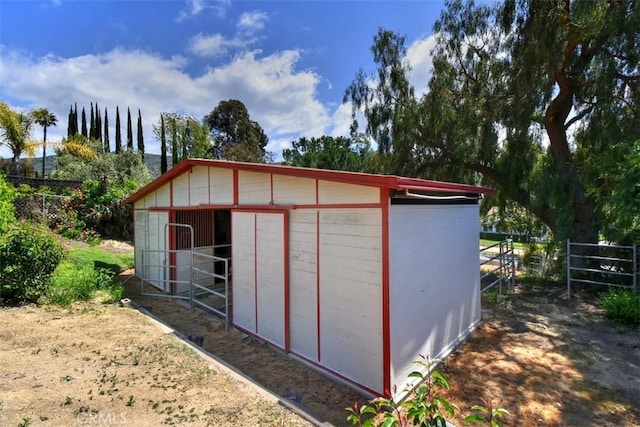 view of outdoor structure featuring an outdoor structure and an exterior structure