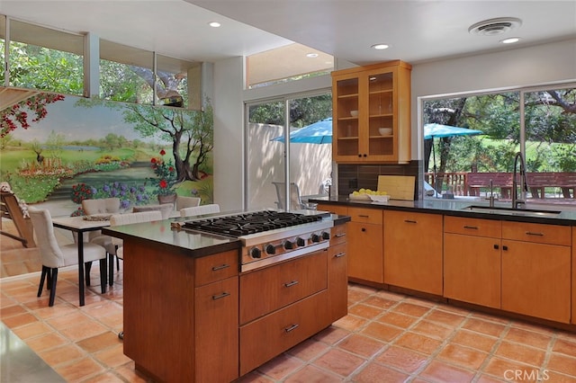 kitchen with visible vents, a sink, a healthy amount of sunlight, and stainless steel gas stovetop