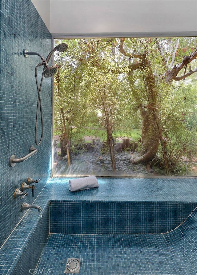 full bathroom featuring tiled shower