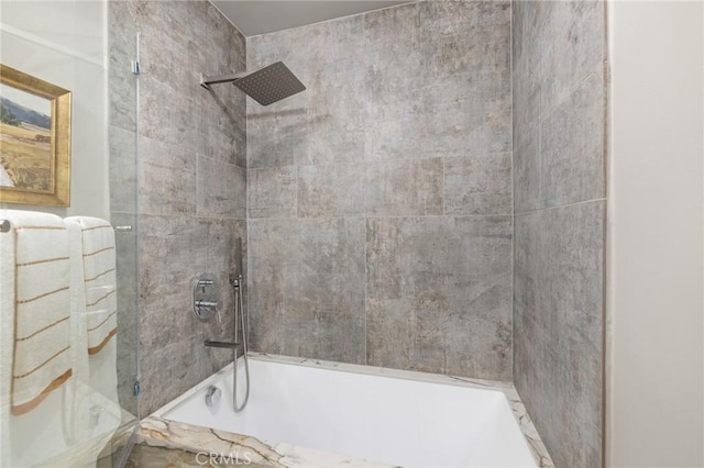 bathroom with bathtub / shower combination