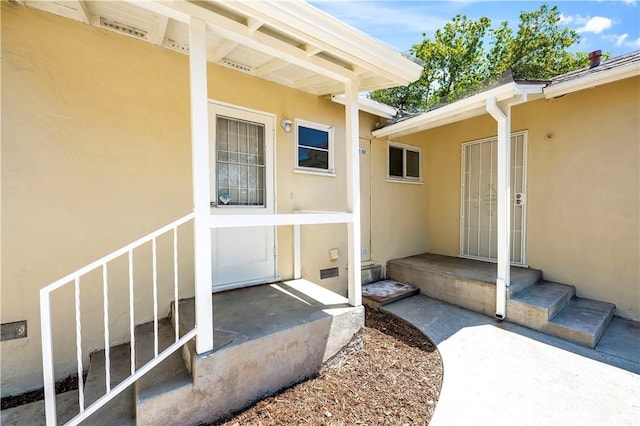 view of exterior entry with stucco siding