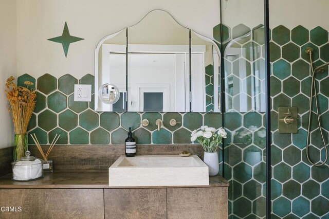 1241 Solita Rd, Pasadena, CA 91103 - bathroom featuring decorative backsplash