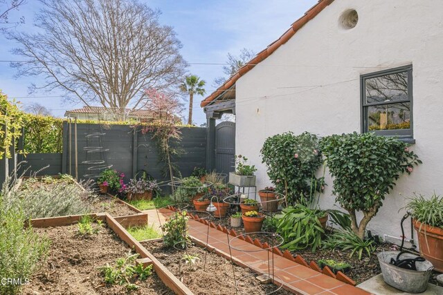 1241 Solita Rd, Pasadena, CA 91103 - view of yard featuring a garden and a fenced backyard