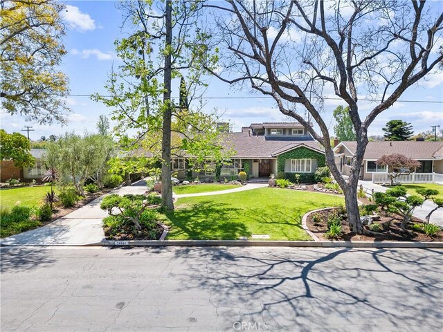 view of front of house with a front lawn