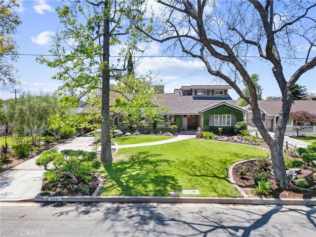 view of front of house with a front lawn