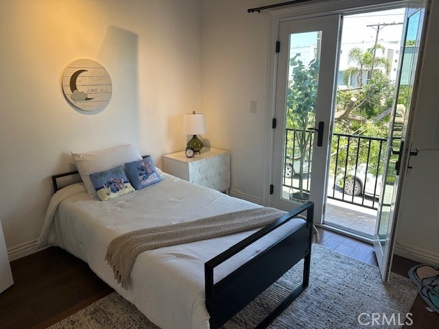 3315 Strongs Dr, Venice, CA 90292 - bedroom featuring baseboards, access to outside, multiple windows, and wood finished floors