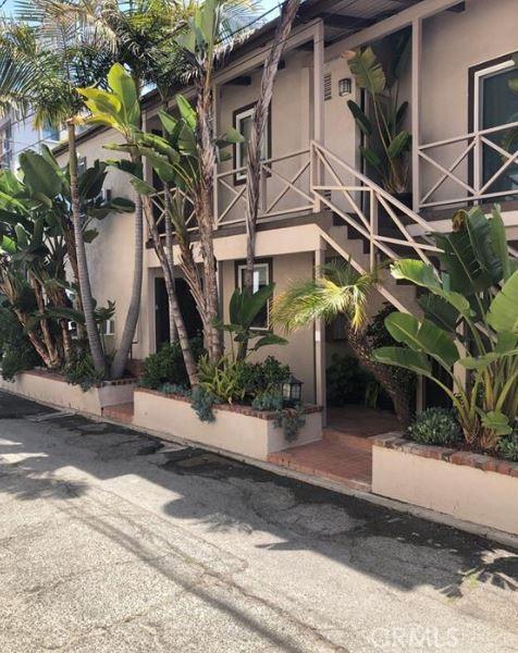 3315 Strongs Dr, Venice, CA 90292 - view of side of home featuring stucco siding