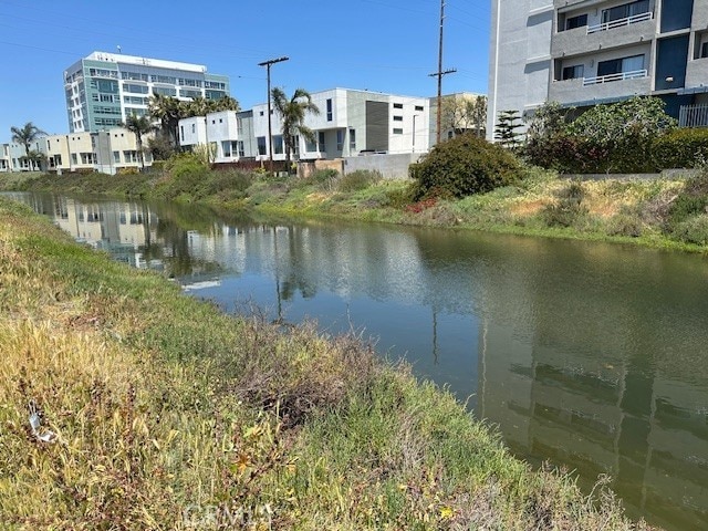 3315 Strongs Dr, Venice, CA 90292 - view of water feature