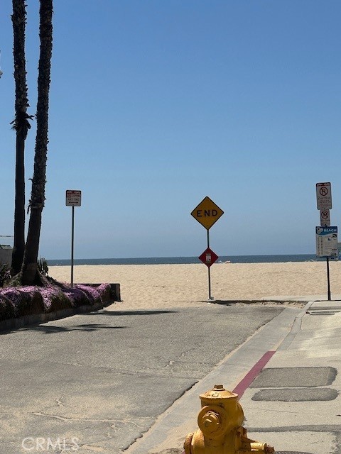 3315 Strongs Dr, Venice, CA 90292 - exterior space with a water view