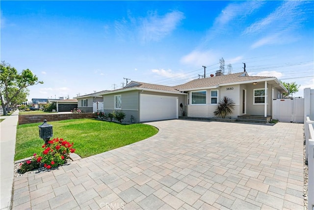 ranch-style house with a garage, a front yard, stucco siding, a gate, and driveway