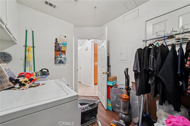 laundry room featuring visible vents, washer / dryer, cabinet space, and light tile patterned floors
