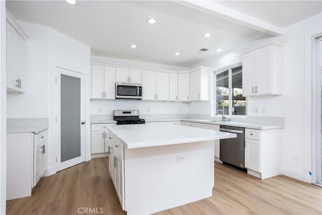 347 Beckes St, Wasco, CA 93280 - kitchen featuring a sink, stainless steel appliances, recessed lighting, and light wood-style flooring