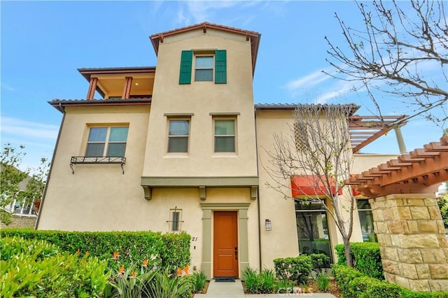 232 Village Commons Blvd Unit 21, Camarillo, CA 93012 - view of front of property with stucco siding and a pergola