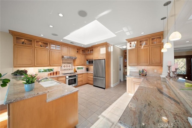 kitchen with a sink, tasteful backsplash, stainless steel appliances, and a peninsula