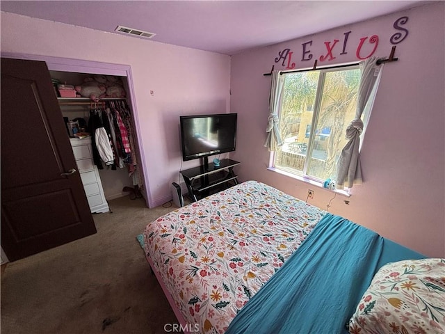 bedroom featuring visible vents, carpet flooring, baseboards, and a closet