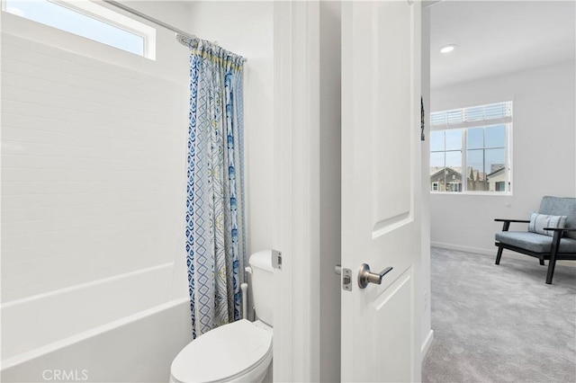 full bathroom with baseboards, plenty of natural light, shower / bath combo with shower curtain, and toilet