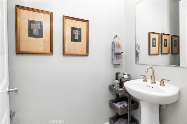 bathroom featuring a sink