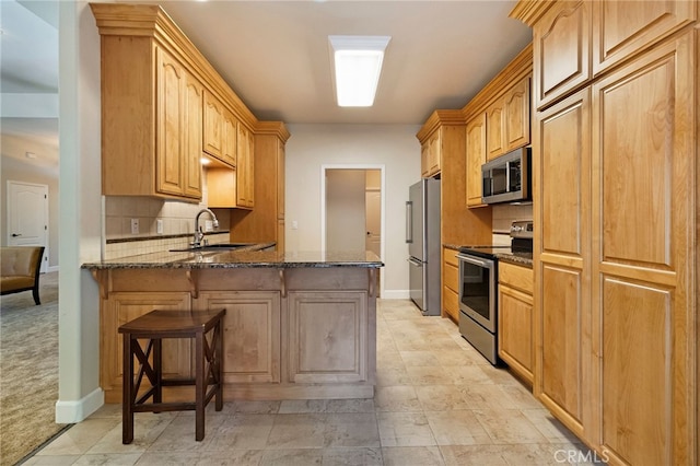 14124 Rollins Ct, Magalia, CA 95954 - kitchen featuring a sink, baseboards, stainless steel appliances, and a peninsula