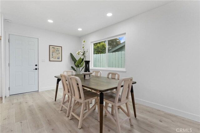 dining area featuring light wood-style floors, baseboards, and recessed lighting