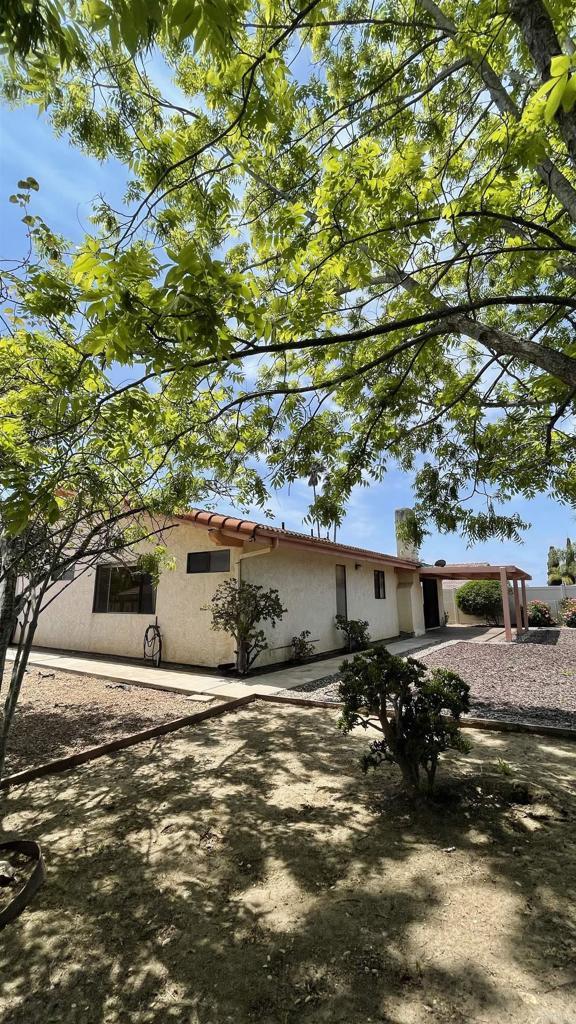 ranch-style home featuring stucco siding
