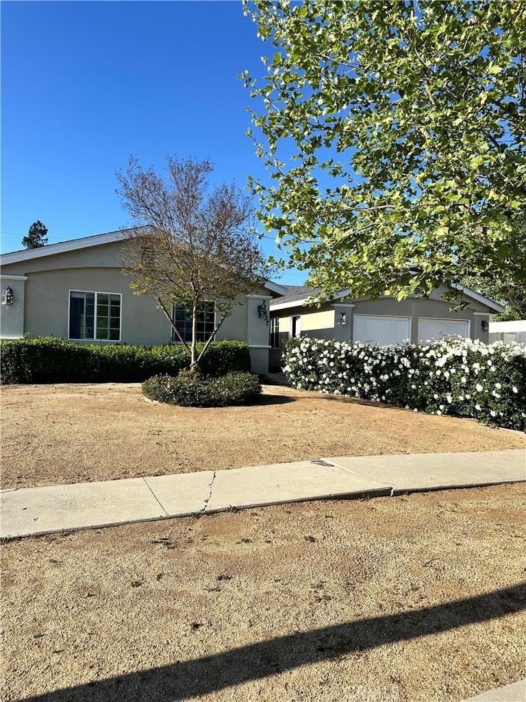 view of front facade featuring stucco siding and an attached garage