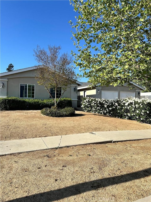 view of front facade featuring stucco siding and an attached garage