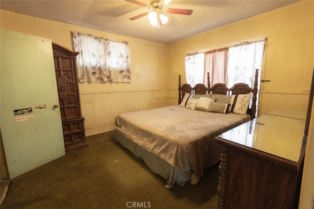 bedroom with carpet floors, a textured ceiling, and ceiling fan