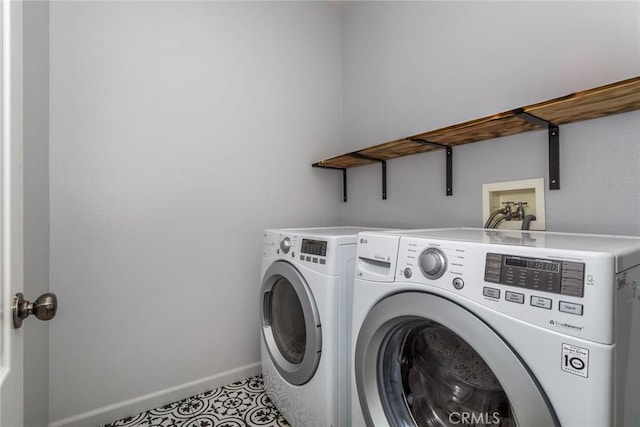 washroom with laundry area, baseboards, and independent washer and dryer